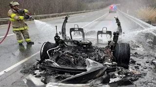 ما أبرز أسباب نشوب حرائق بالسيارات الكهربائية؟ وهل هناك طرق لمنعها؟