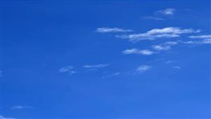 لماذا تكون السماء زرقاء في الشتاء أكثر من باقي أيام السنة؟