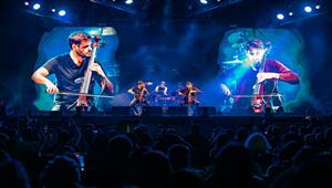 حضره سياح من مختلف أنحاء العالم.. فرقة "CELLOS2" تبهر الجمهور بحفل البحر الأحمر