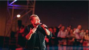 بالصور| عمرو دياب يشعل حفله في قطر بالتزامن مع فعاليات كأس العالم 2022