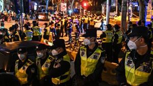 الصين: هدوء الاحتجاجات المناهضة للحكومة وسط انتشار مكثف لعناصر الشرطة