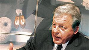 تغريدة كاذبة بوفاة مستشار سابق تؤدي إلى الوقوف دقيقة حداد بالبرلمان في النمسا