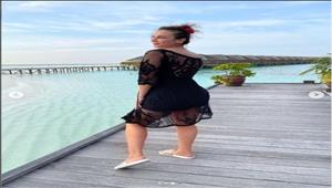 هلا السعيد تمارس "اليوجا" على شاطئ البحر وتعلق 