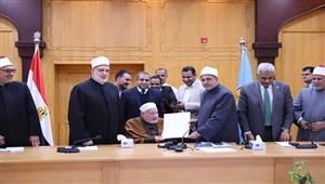 حارس السنة النبوية.. مجلس جامعة الأزهر يكرم عمر هاشم