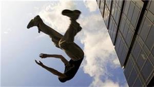 فيديو صادم.. سقوط شاب من الطابق الـ20.. ما القصة؟