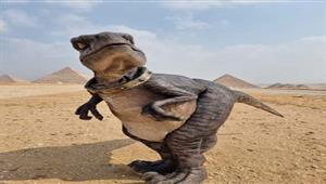 "لا تختاروا الانقراض".. رسالة "ديناصور" للبشر من أمام الأهرامات (فيديو)