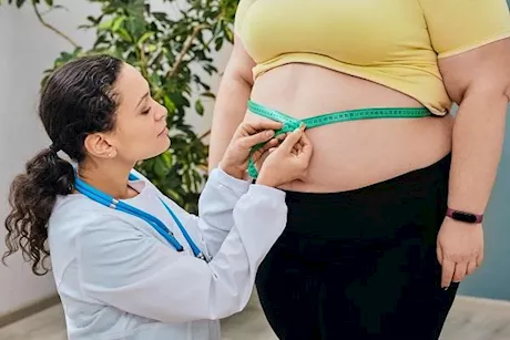 كيف يؤثر "كرش الأب" على زيادة الخطر على صحة أطفاله؟.. دراسة تجيب 