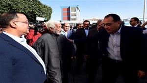 رئيس الوزراء يستجيب لطلب مسن خلال جولته بمساكن ناصر فى السويس- صور