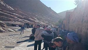 3 ساعات إلى القمة.. رحلة السياح لصعود جبل موسى في سانت كاترين - صور