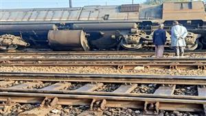 بالصور- خروج جرار قطار عن القضبان بمحطة سكة حديد طنطا