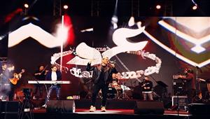 بالصور| عمرو دياب يشعل حماس جمهوره في حفله بالكويت