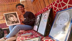 بالفحم والرصاص.. "خالد" شاب جامعي يرسم صور المشاهير على الجدران في المنوفية (فيديو)