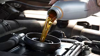 كيف تختار زيت المحرك المناسب لسيارتك؟ 4 خطوات لتجنب الاختيار الخاطئ