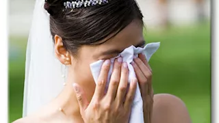 قبل"ليلة العمر".. عروس تفقد بصرها بسبب رموش اصطناعية (صور)