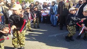 أطفال بالزي العسكري وأعلام مصر.. بورسعيد تحتفل بعيد النصر في ميدان الشهداء - صور