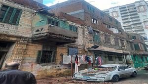 بسبب الأمطار.. تحطم سيارة إثر انهيار شرفة عقار غربي الإسكندرية - صور 