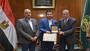 صور.. محافظ القليوبية يكرم الفائزين في نموذج محاكاة مجلس النواب