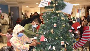 الأطفال مرضى السرطان يزينون شجرة الكريسماس مع شباب الكنيسة الإنجيلية في الأقصر - صور