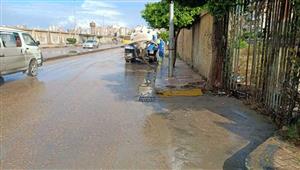 لمتابعة كسح مياه الأمطار.. رؤساء الأحياء "كعب داير" في شوارع الإسكندرية - صور 