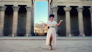 ندى موسى في معبد إدفو والجمهور يعلق: "الملكة كليوباترا"