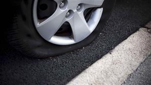 ثواني بآلاف الجنيهات.. شخص يدمر إطار سيارة عن عمد – فيديو