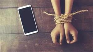 عنفته أمه قبلها.. طفل يشنق نفسه بسبب الهاتف المحمول