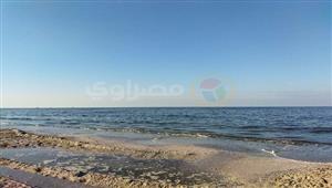 أمواج هادئة وشمس مشرقة.. استمتع بساعة العصاري على شاطئ بورسعيد (فيديو وصور)