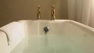 رجل لم يستطع الخروج من "البانيو" لمدة خمسة أيام.. لهذا السبب