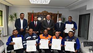 بالصور- تكريم فريق من المسعفين بقنا لردهم 366 ألف جنيه عثروا عليها في حادث 