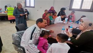 بالصور- توقيع الكشف على 1900 مواطن ضمن قافلة طبية بـ"الرياينة المعلق" في سوهاج