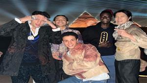 نجل عمرو دياب يزور الأهرامات رفقة أصدقائه (صور)