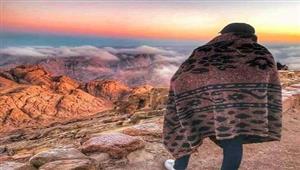 درجة الحرارة 1 تحت الصفر.. 600 سائح يستعدون لصعود قمة جبل موسى بسانت كاترين - صور