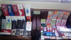 ضبط عامل استولى على 10 آلاف عبوة سجائر مستوردة