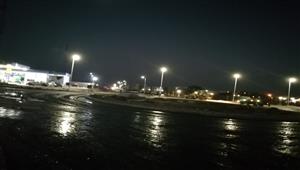 بالصور– تركيب أعمدة الإنارة وتوصيل الكهرباء بميدان دهب سكوير