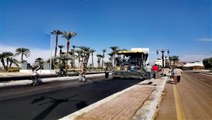 بالصور- رصف طريق الهيلتون وتطوير شارع التلفزيون بالأقصر