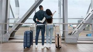 صعدا الطائرة سويا ثم أنكر معرفته بها: "مش خطيبتي ولا أعرفها"