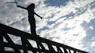 رقصة على حافة الموت.. كواليس ساعة رعب على سطح عقار الشيخ زايد