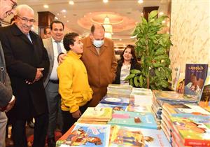  صور.. محافظ أسيوط يفتتح معرض عصير الكتب