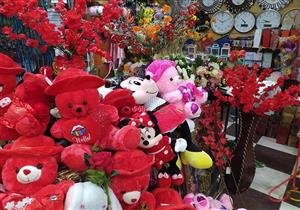 دبدوب الفلانتين ووردة العشاق.. تعرف على أسعار هدايا عيد الحب في سوهاج - صور