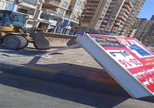 بالصور - الرياح تتسبب في سقوط لافتات إعلانية بكورنيش الإسكندرية 