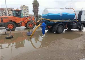 بالصور- الدفع بسيارات شفط المياه لرفع تراكمات الأمطار بمدن القناة