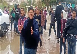 أول يوم دراسة.. تلاميذ تحت الأمطار في كفر الشيخ