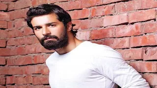 أحمد حاتم يؤدي العمرة بصحبة أحمد داوود (صورة)