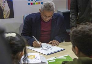 في معرض الكتاب.. "عبدالنعيم" يرسم وجوه الأطفال للتعلم والانبساط