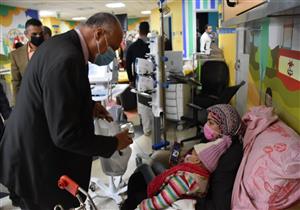 هدايا وصور تذكارية.. وفد من جامعة السادات يزور مستشفى سرطان الأطفال (صور)