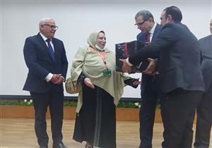 صور.. وزير القوى العاملة يسلم ماكينات خياطة وشهادات للمتدربات في بورسعيد