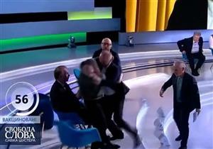 بوابل من اللكمات.. عراك على الهواء بين صحفي أوكراني وسياسي (فيديو)