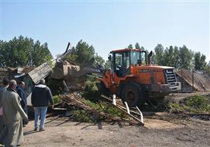 صور.. محافظ القليوبية يتفقد حملة إزالة التعديات على الطريق الزراعي
