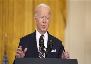 آخرها مصافحة الهواء.. 5 مواقف تثير الجدل حول "خرف بايدن" - فيديو