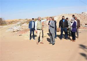 صور- محافظ الوادي الجديد يبحث سبل تطوير منطقة الحرفيين في الخارجة